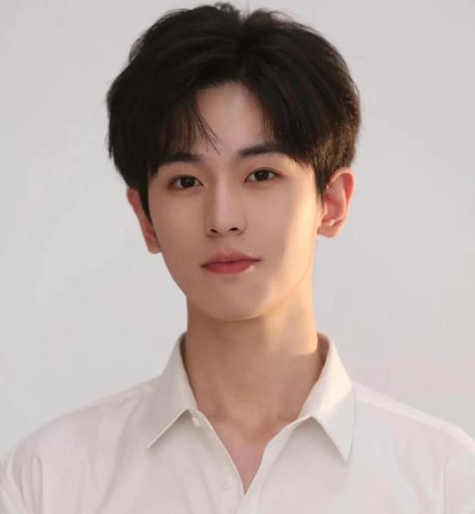 李若洵个人资料简介身高年龄被扒 毕业于哪所大学额头疤痕怎么来的