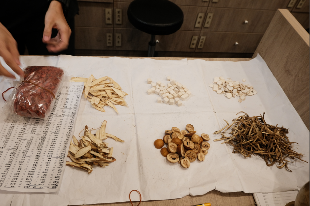 湿气重怎么调理？中医教你健脾祛湿，新加坡贡方堂TCM丘保润内调外治有方