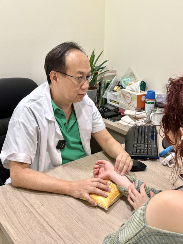 长黄褐斑怎么办？中医怎么治？新加坡贡方堂TCM皮肤科丘保润有方