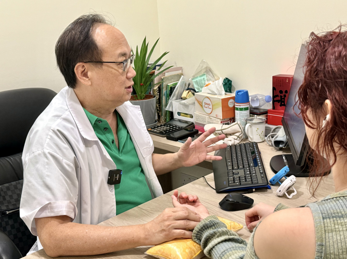 长痘痘怎么办快速消除？新加坡贡方堂TCM丘保润皮肤科辨证有良方