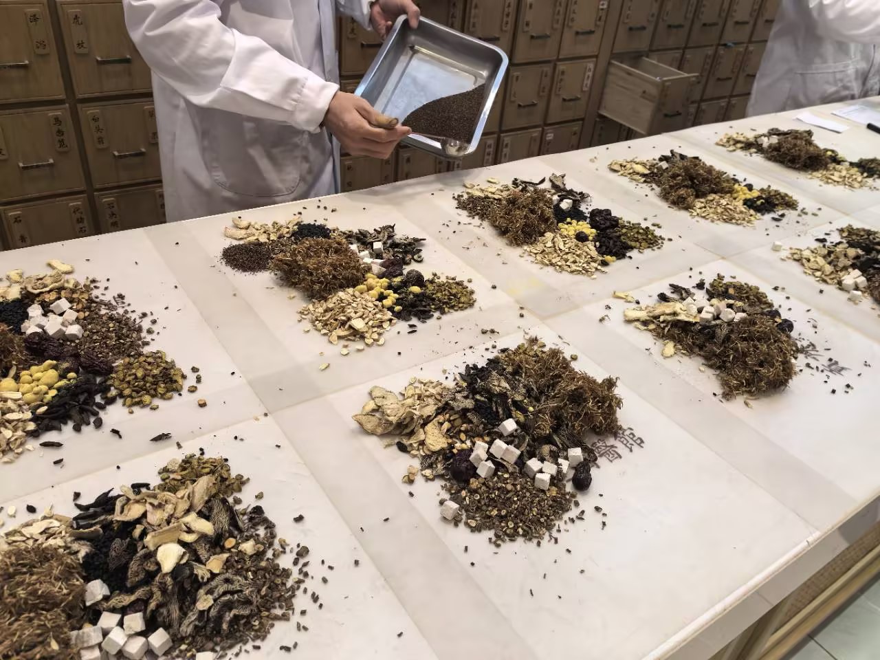 头发稀疏怎么变浓密？新加坡贡方堂TCM皮肤科中医有妙招，内调外用，综合养发