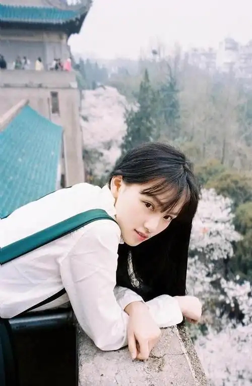 黄灿灿个人资料简介身高年龄多少 出名的那张照片对比变化大整容了吗